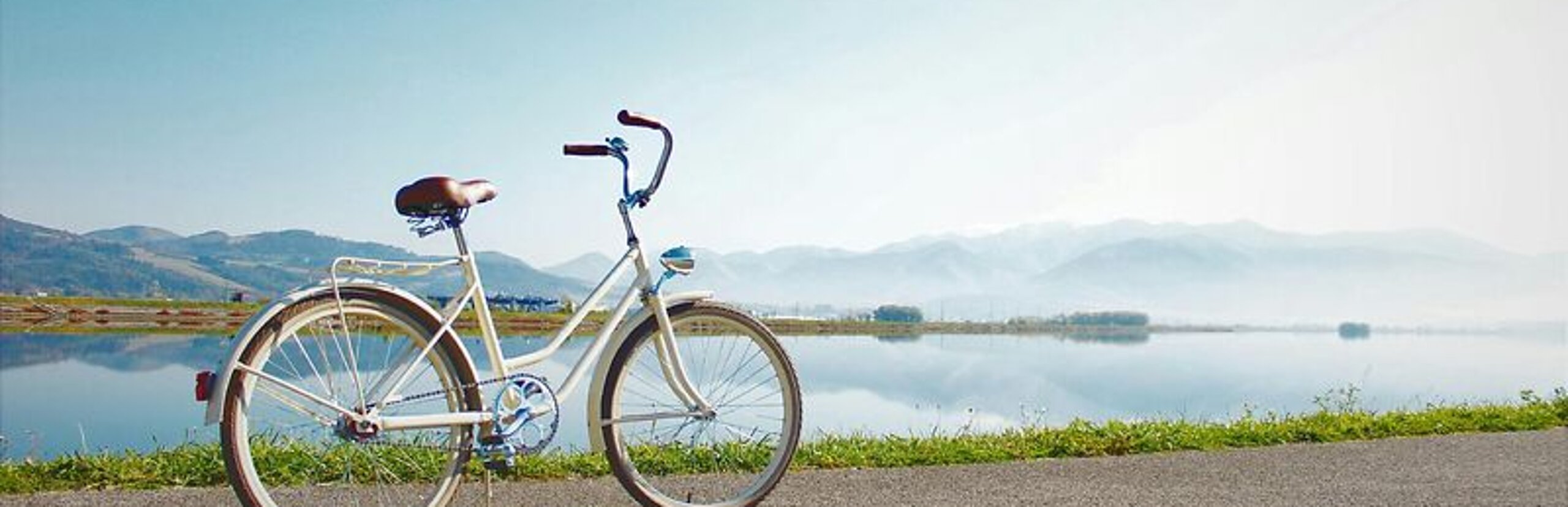 Fahrrad Ein Fahrrad steht geparkt an einem See.