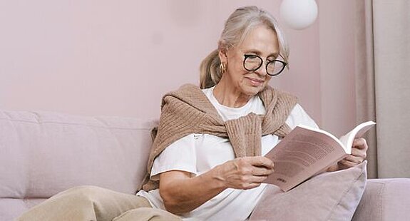 Frau ließt ein Buch
